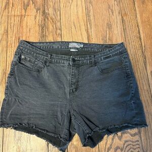 Torrid Black Mid Rise Raw Edge Jean Short Size 16 - 5 in inseam J2